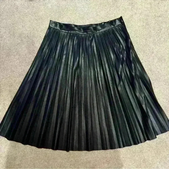 Marc New York, Andrew Mark, Black Pleather Skirt Size Met - Picture 3 of 6